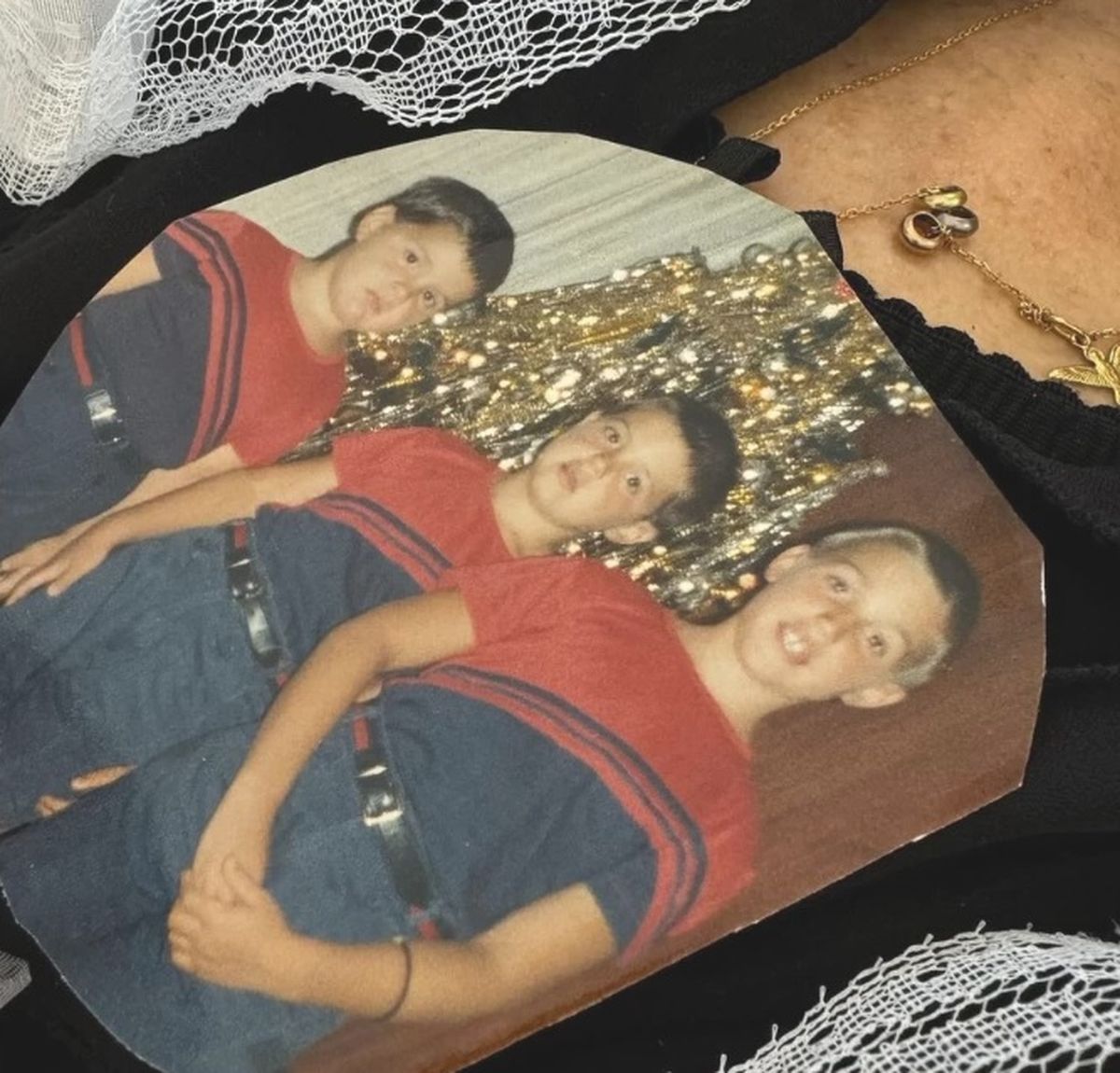 El conductor de TV darío Barassi junto a sus hermanos, en una de las fotos familiares que subió a las redes para despedir a su mamá El conductor de TV darío Barassi junto a sus hermanos, en una de las fotos familiares que subió a las redes para despedir a su mamá