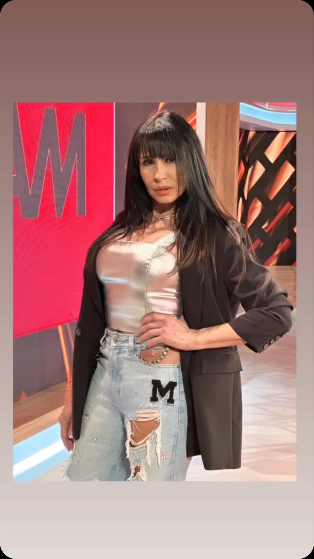 A sus 55 años, Marixa Balli confirma que es la reina de los jeans XS ceñidos y con recortes extremos. A sus 55 años, Marixa Balli confirma que es la reina de los jeans XS ceñidos y con recortes extremos.