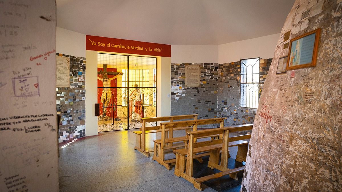 El recinto donde la gente reza el Via Crucis. Es uno de los lugares más singulares de la Iglesia, ya que está tapizado de placas de agradecimiento y detrás de la reja, la gente deja dinero como donación. El recinto donde la gente reza el Via Crucis. Es uno de los lugares más singulares de la Iglesia, ya que está tapizado de placas de agradecimiento y detrás de la reja, la gente deja dinero como donación.