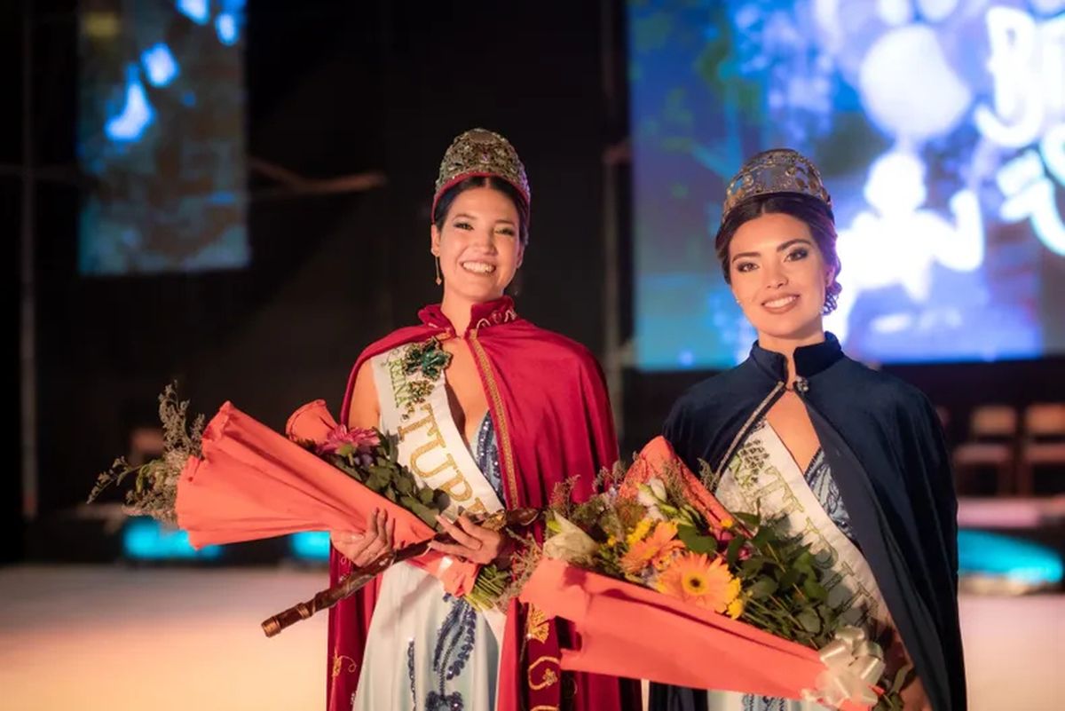 Julieta Renzi y Celina Flores, las nuevas soberanas de la fiesta de la vendimia departamental de Tupungato. Julieta Renzi y Celina Flores, las nuevas soberanas de la fiesta de la vendimia departamental de Tupungato.