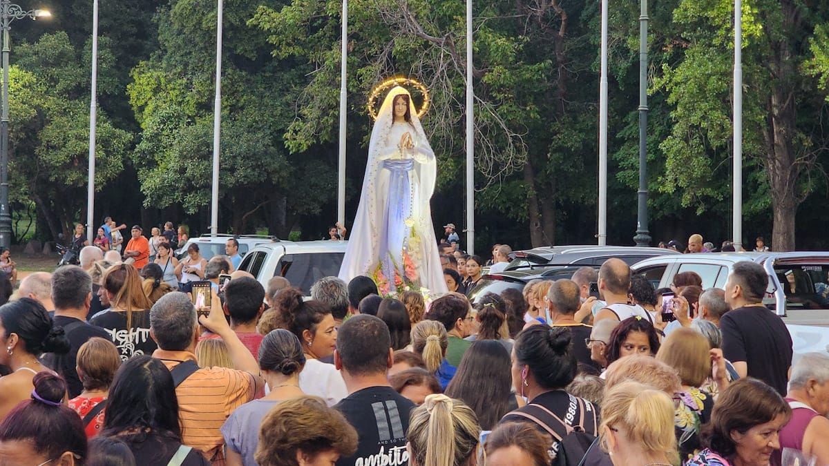 La procesión de la Virgen de Lourdes será a las 21 desde los portones del parque San Martín. Imagen ilustrativa. La procesión de la Virgen de Lourdes será a las 21 desde los portones del parque San Martín. Imagen ilustrativa.