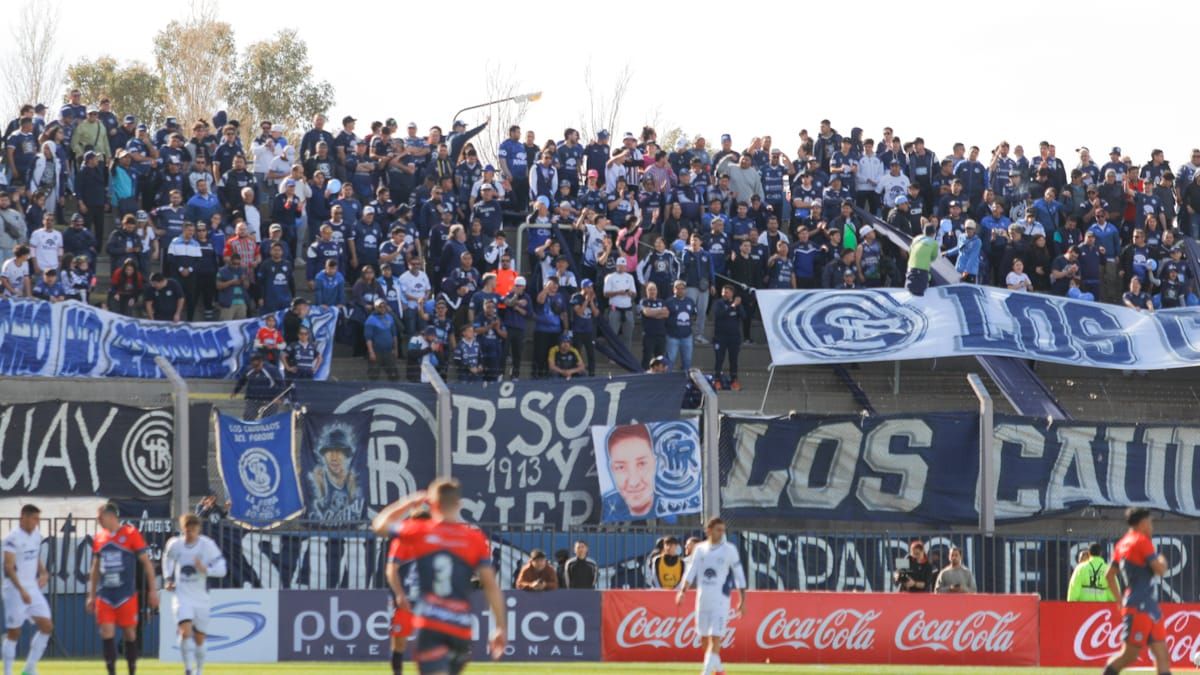 Los hinchas de la Lepra llegaron en gran número a La Punta.
