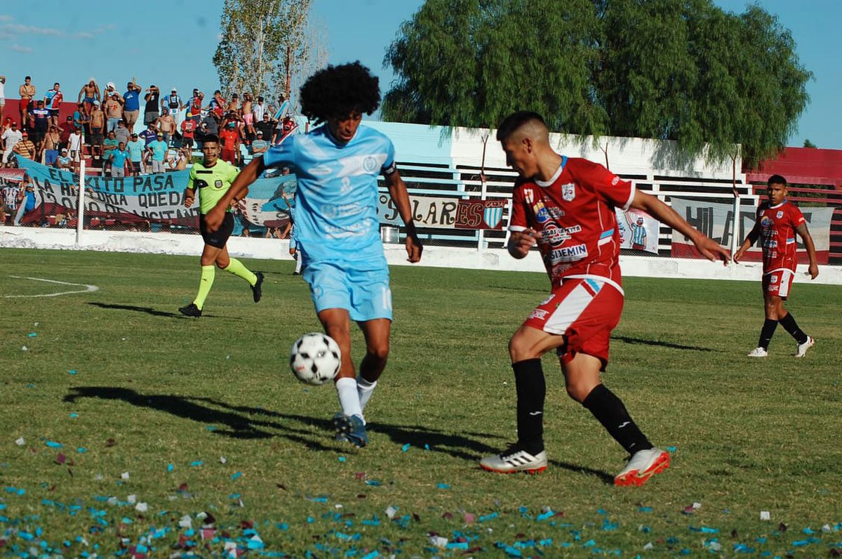Nicolás Arce lleva la pelota en el Cele, que se quedó afuera.
