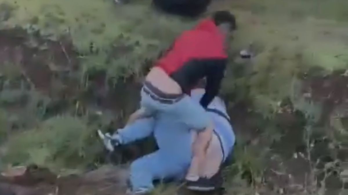 El joven de jeans celestes y remera a rayas celestes, azules y blancas, fue el que recibió la mayor golpiza.&nbsp;