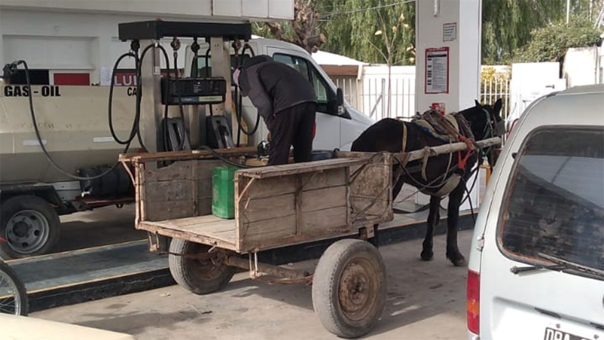 Una imagen que circuló en las redes de una estación de servicio de Colonia Segovia, donde un cliente fue a cargar gasoil en grandes bidones.