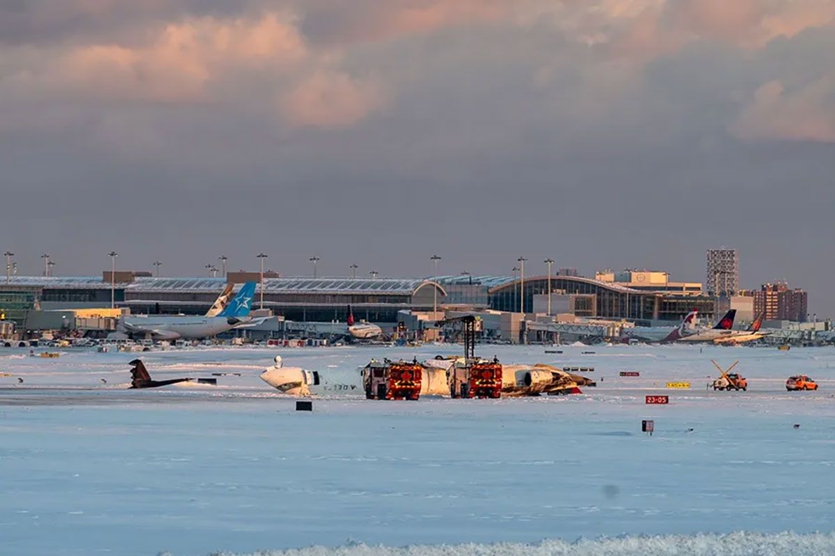 Los equipos de emergencia se reúnen en el lugar del accidente en el que un avión de Delta Air Lines volcó al aterrizar en el Aeropuerto Internacional Pearson de Toronto