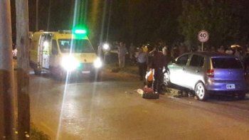 Un motochorro robó una cartera, se dio a la fuga y murió al chocar con el auto de un policía