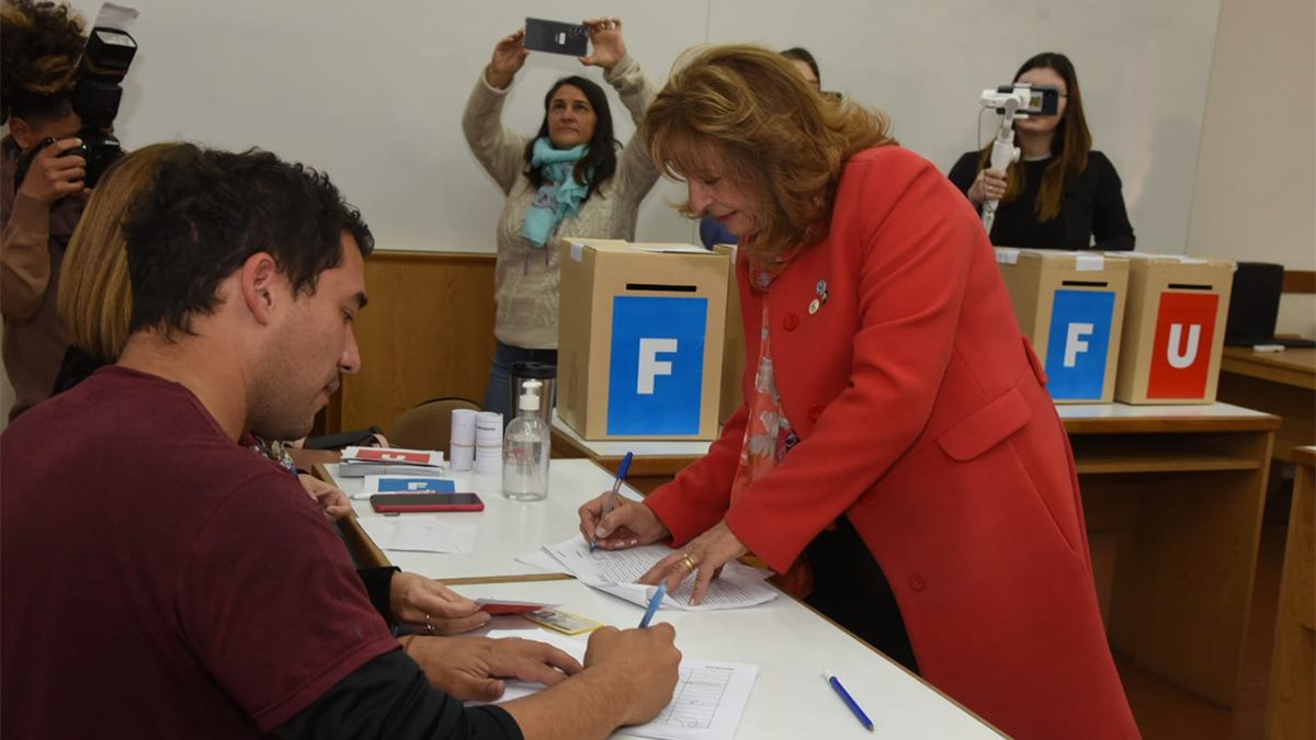 Elecciones UNCuyo: la nueva rectora Esther Sánchez al momento de emitir su voto.