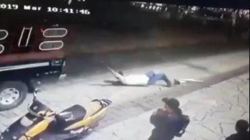 Arrastraron a un alcalde en una camioneta por no hacer obras prometidas