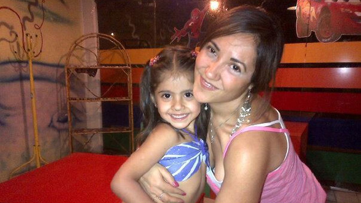 Emilia Coria Caraccioli ya abraza a su pequeña hija con más esperanza, luego que su futuro fuera sombrío tras descubrírsele un cavernoma hemorrágico en su cerebro, el que fue operado con éxito en una clínica local, con profesionales mendocinos que prácticamente no le cobraron honorarios.