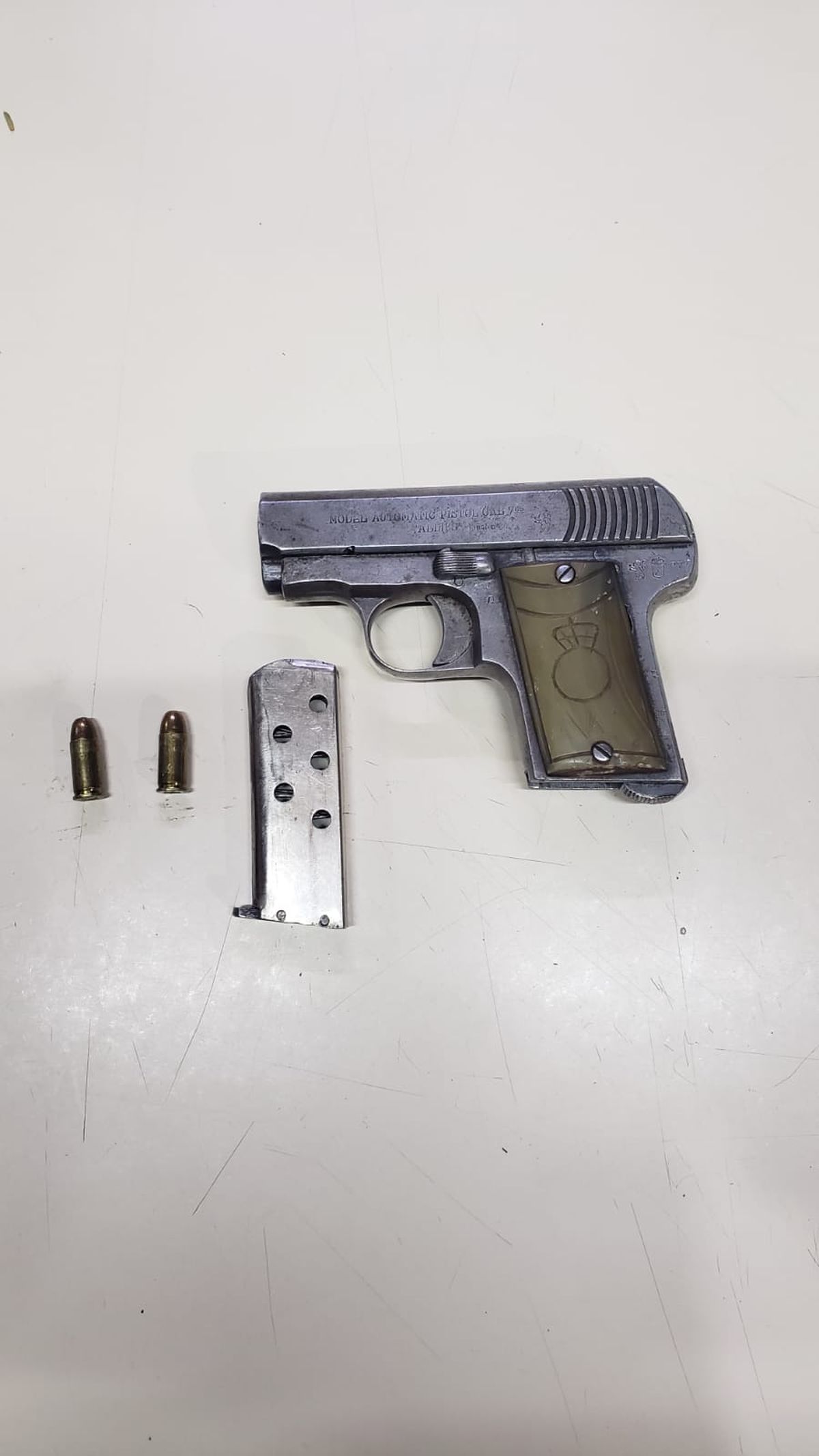 La pistola calibre 765 y el cargador con dos municiones calibre 32 que le secuestraron al joven de 15 años. La pistola calibre 765 y el cargador con dos municiones calibre 32 que le secuestraron al joven de 15 años.