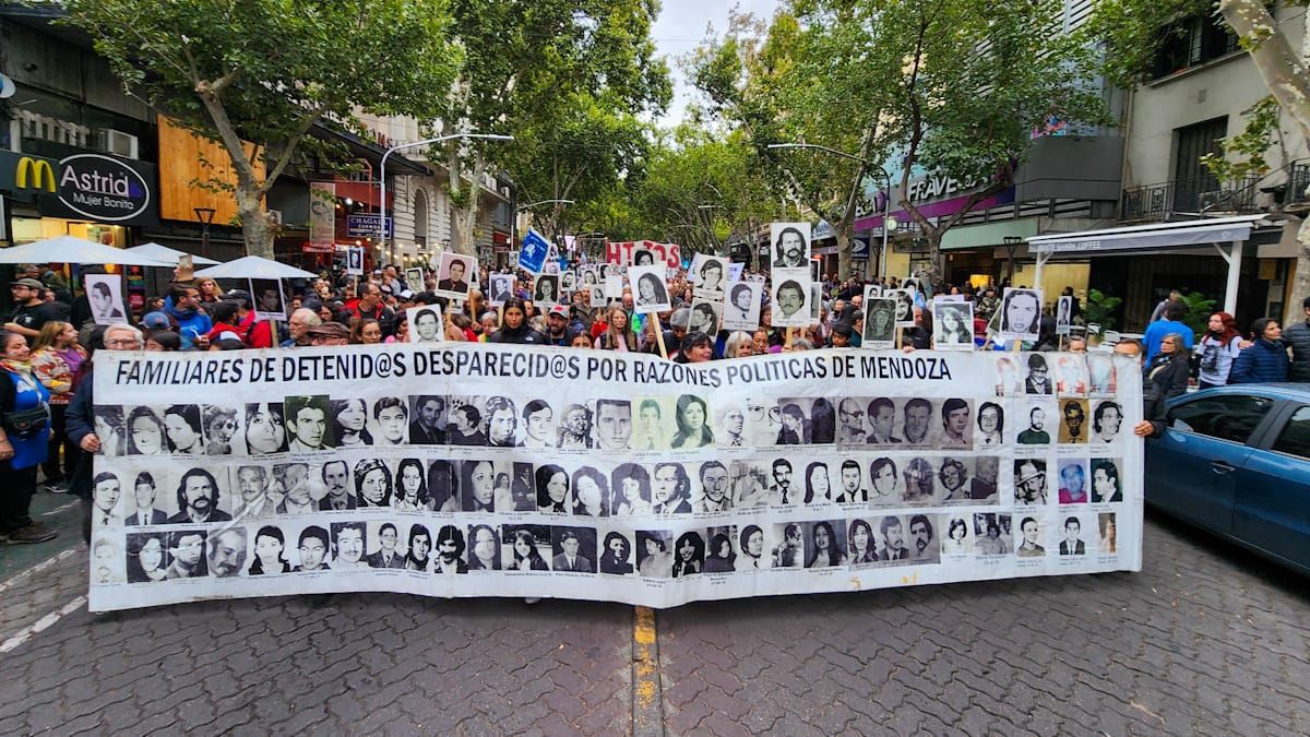 La convocatoria para comenzar la marcha del Día de la Memoria fue en el kilómetro cero. La convocatoria para comenzar la marcha del Día de la Memoria fue en el kilómetro cero.