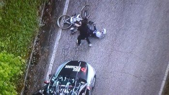 Un auto atropelló a un ciclista en el Giro de Italia
