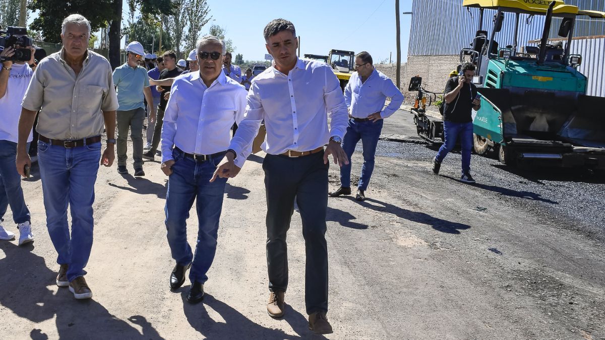 El gobernador Alfredo Cornejo, el intendente de Guaymallén, Marcos Calvente, y el titular de Vialidad Provincial, Osvaldo Romagnoli, en una recorrida por la zona de los trabajos. El gobernador Alfredo Cornejo, el intendente de Guaymallén, Marcos Calvente, y el titular de Vialidad Provincial, Osvaldo Romagnoli, en una recorrida por la zona de los trabajos.