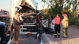 El camionero oriundo de Brasil se cruzó de carril, chocó con otro camión y murió en su cabina.