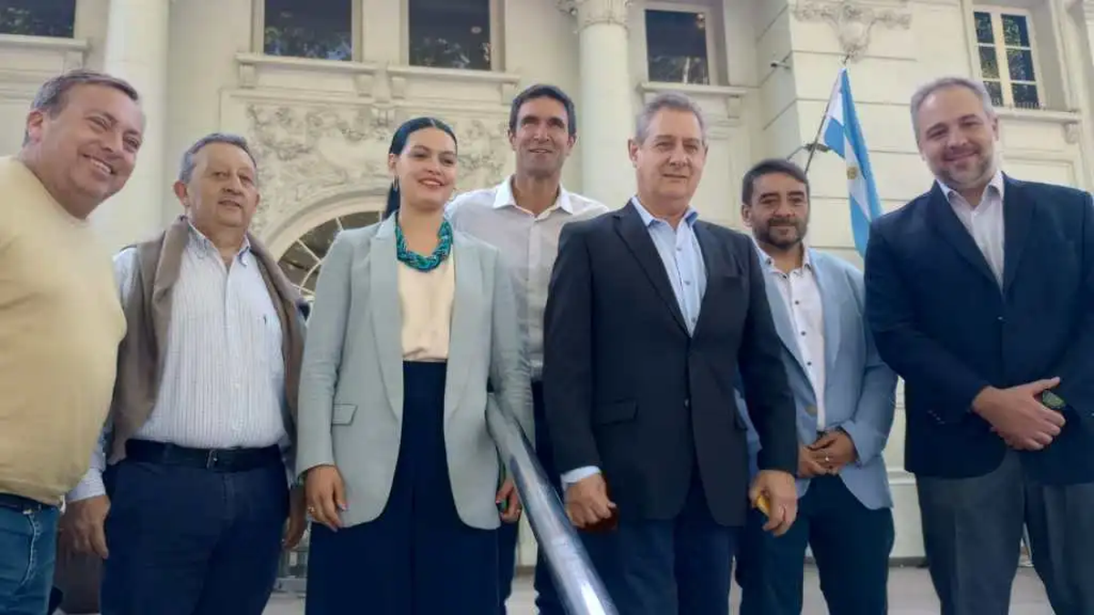 Intendentes peronistas no tomaron una decisión unificada a la hora de definir cuándo se vota en sus municipios. Intendentes peronistas no tomaron una decisión unificada a la hora de definir cuándo se vota en sus municipios.