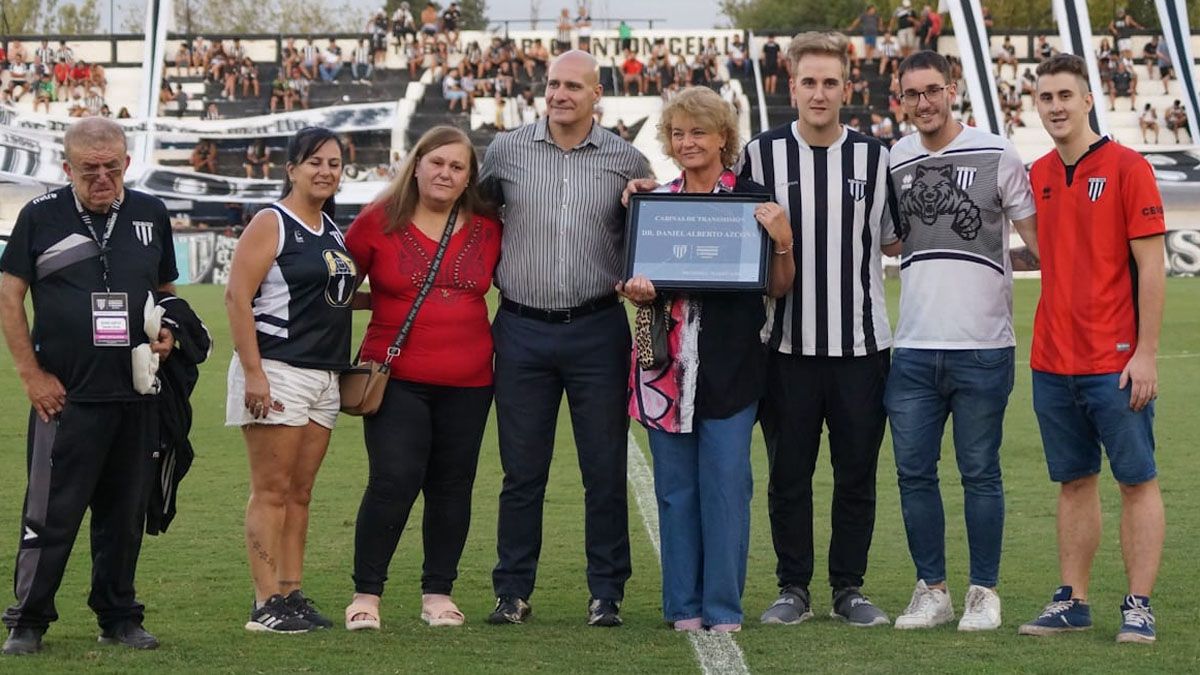 La familia de Daniel Alberto Azcona recibió la distinción en el campo de juego (UNO/Nicolás Ríos) La familia de Daniel Alberto Azcona recibió la distinción en el campo de juego (UNO/Nicolás Ríos)