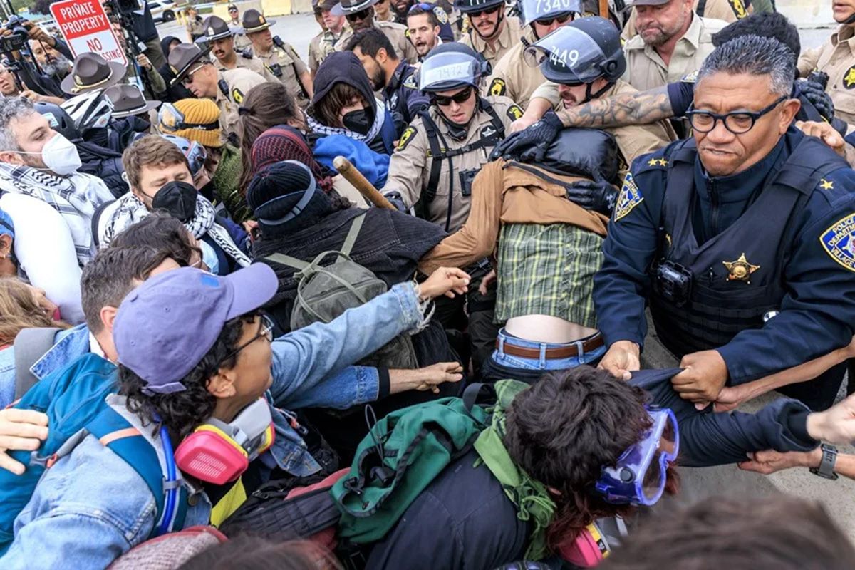 Personas protestan frente a la sede del Servicio de Inmigraci&oacute;n y Control de Aduanas (ICE), en Broadview, cerca a Chicago en Estados Unidos, este 10 de octubre de 2025. Cr&eacute;dito: EFE/Crist&oacute;bal Herrera.