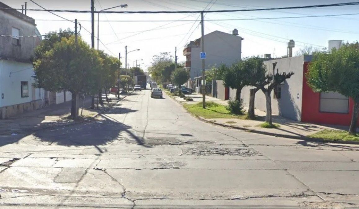 El policía de la Bonaerense fue interceptado en esta esquina de San Jusro, y al resistirse del asalto abatió a uno de los delincuentes