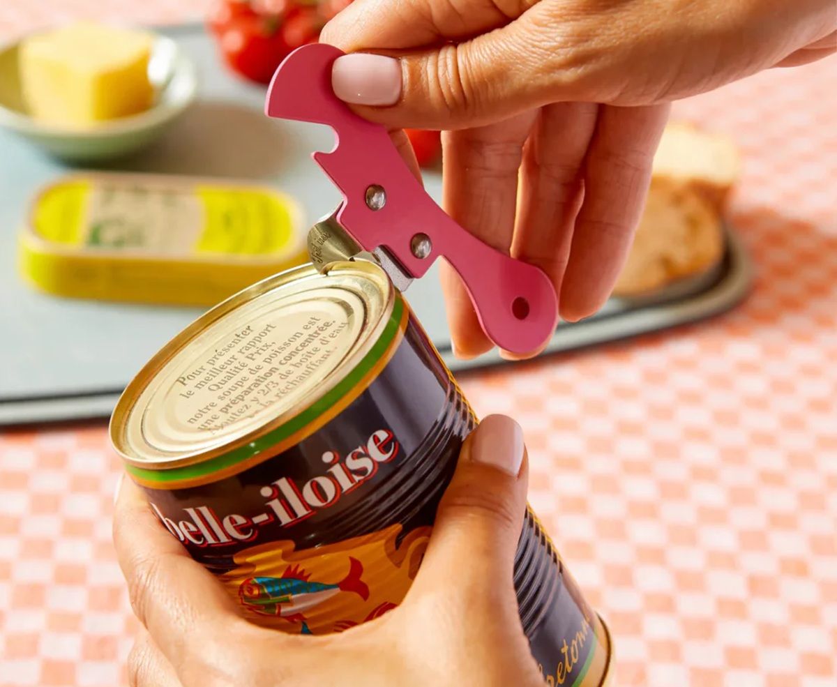 Seguro no lo sabes, pero has usado el abrelatas de tu cocina mal toda tu vida