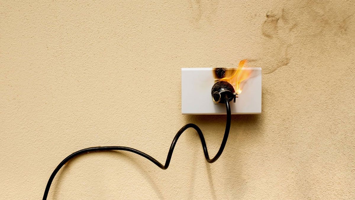 Los tomacorrientes de la casa que se queman, no quedan del todo lindos. Los tomacorrientes de la casa que se queman, no quedan del todo lindos.