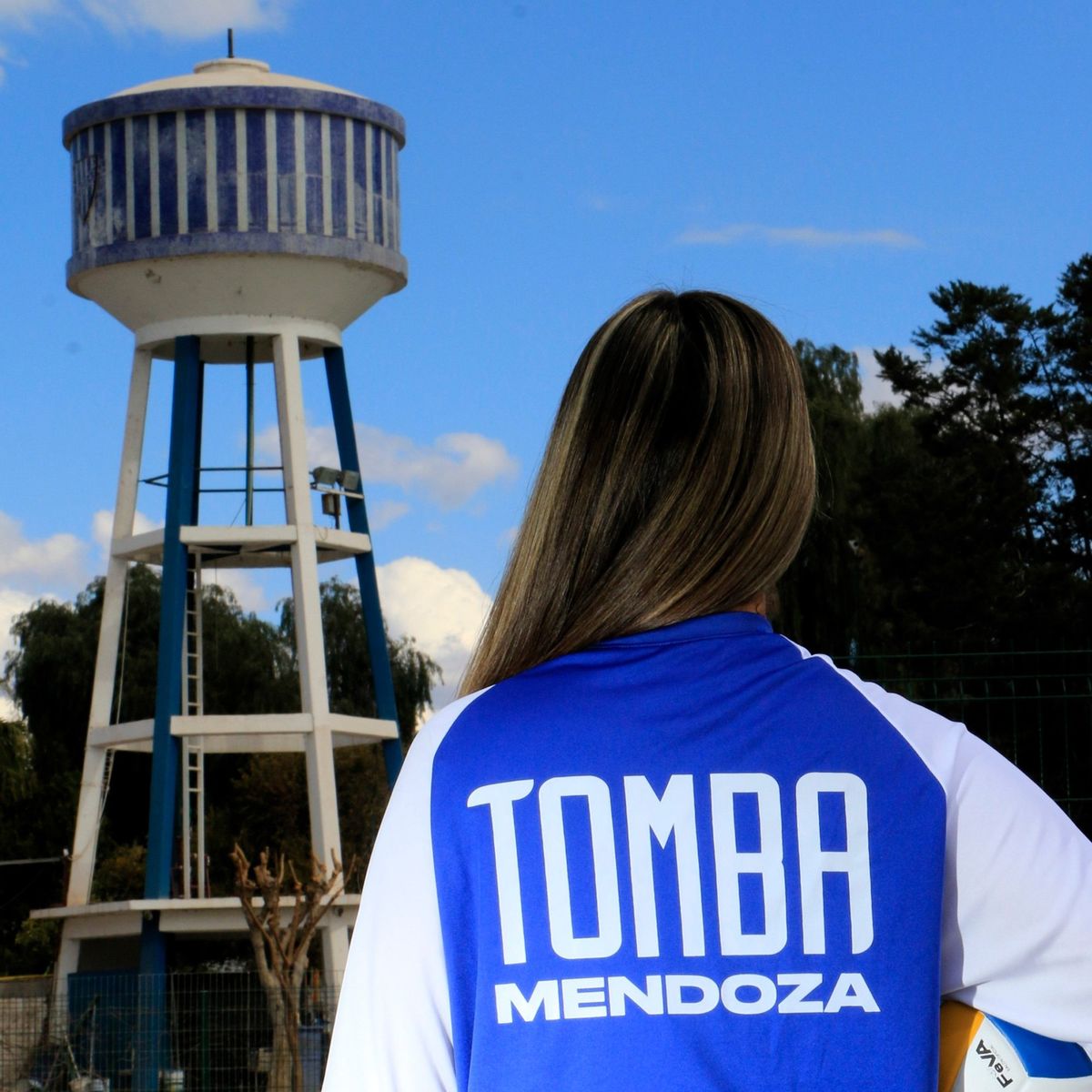 El logo de la marca Tomba está relacionado al tanque que identifica a Godoy Cruz. El logo de la marca Tomba está relacionado al tanque que identifica a Godoy Cruz.