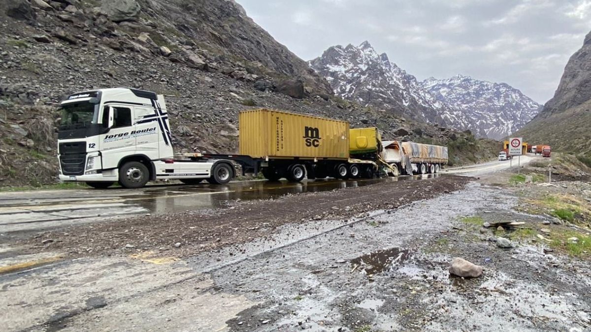 Dos camiones que circulaban desde Mendoza hacia Chile chocaron en el paso Cristo Redentor, Ruta CH-60, en Los Caracoles, apenas pasado el cobertizo N°2, por lo que quedó cerrada la ruta desde las 15 (hora Argentina).
