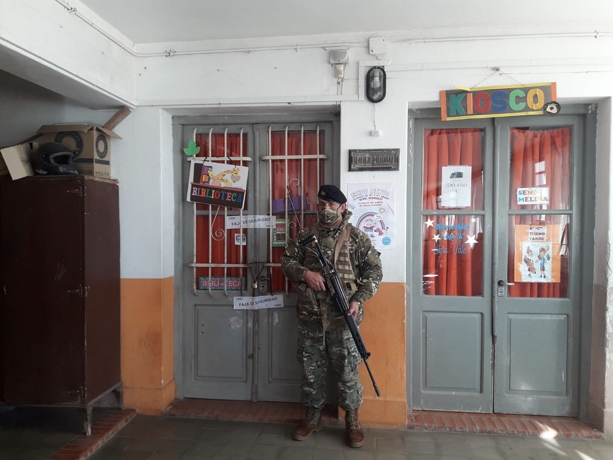 Personal de seguridad de la Nación custodia uno de los tantos cuartos oscuros habilitados para las PASO 2021 de este domingo.