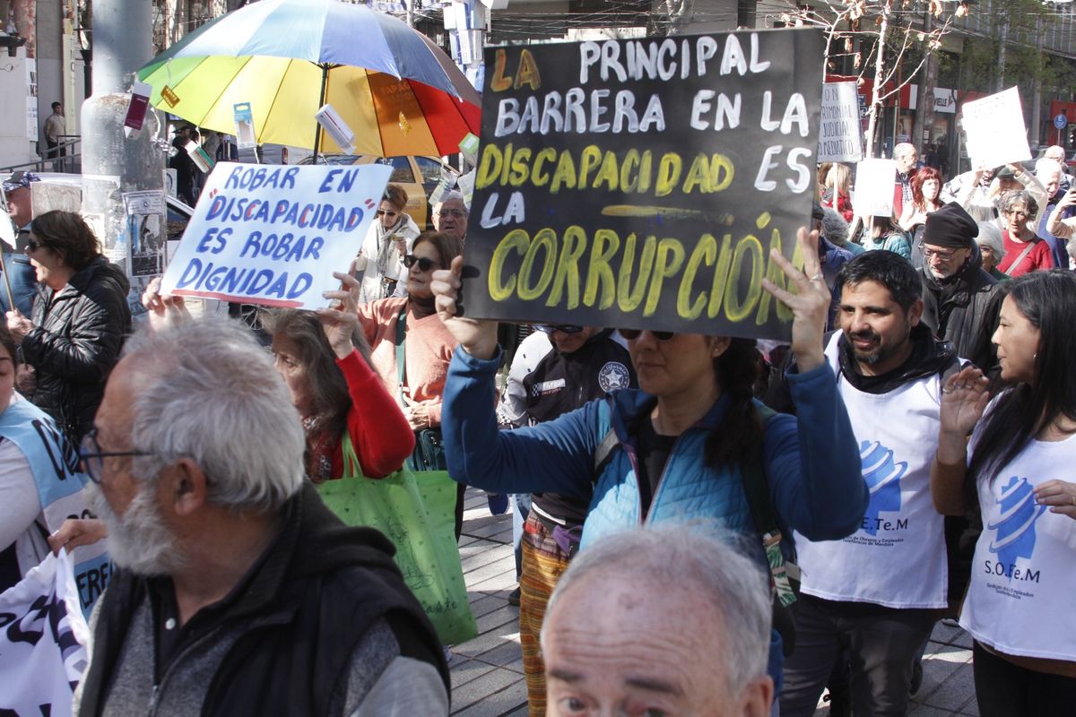 También hubo reclamos por el ajuste contra personas con discapacidad. También hubo reclamos por el ajuste contra personas con discapacidad.