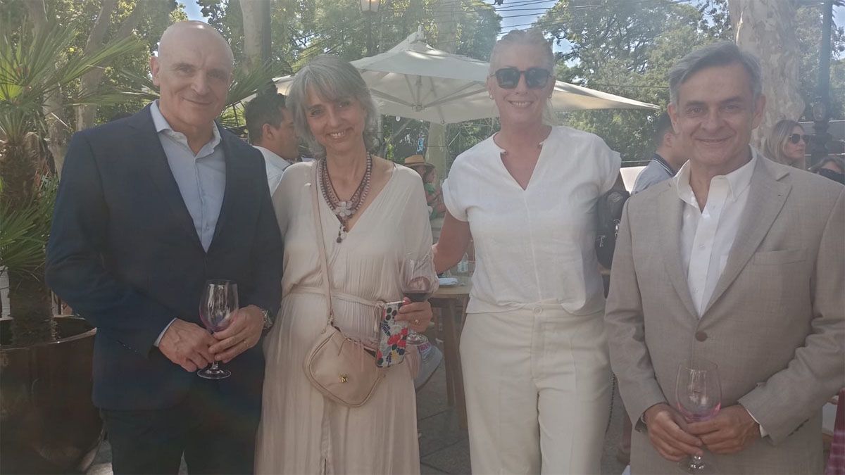 José Luis Espert y Luis Rosales, del partido Liberal, bien acompañados en las terrazas del Hyatt.