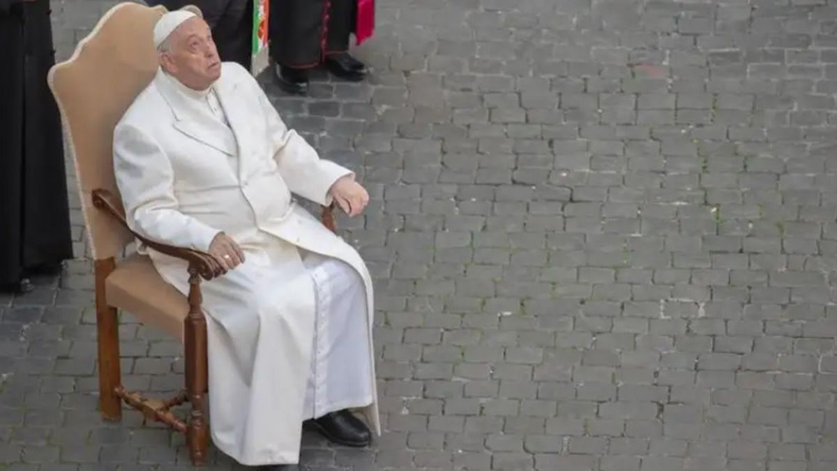 El papa Francisco estuvo acompañado por una multitud en la Plaza de España, en Roma, durante la oración a la Inmaculada Concepción