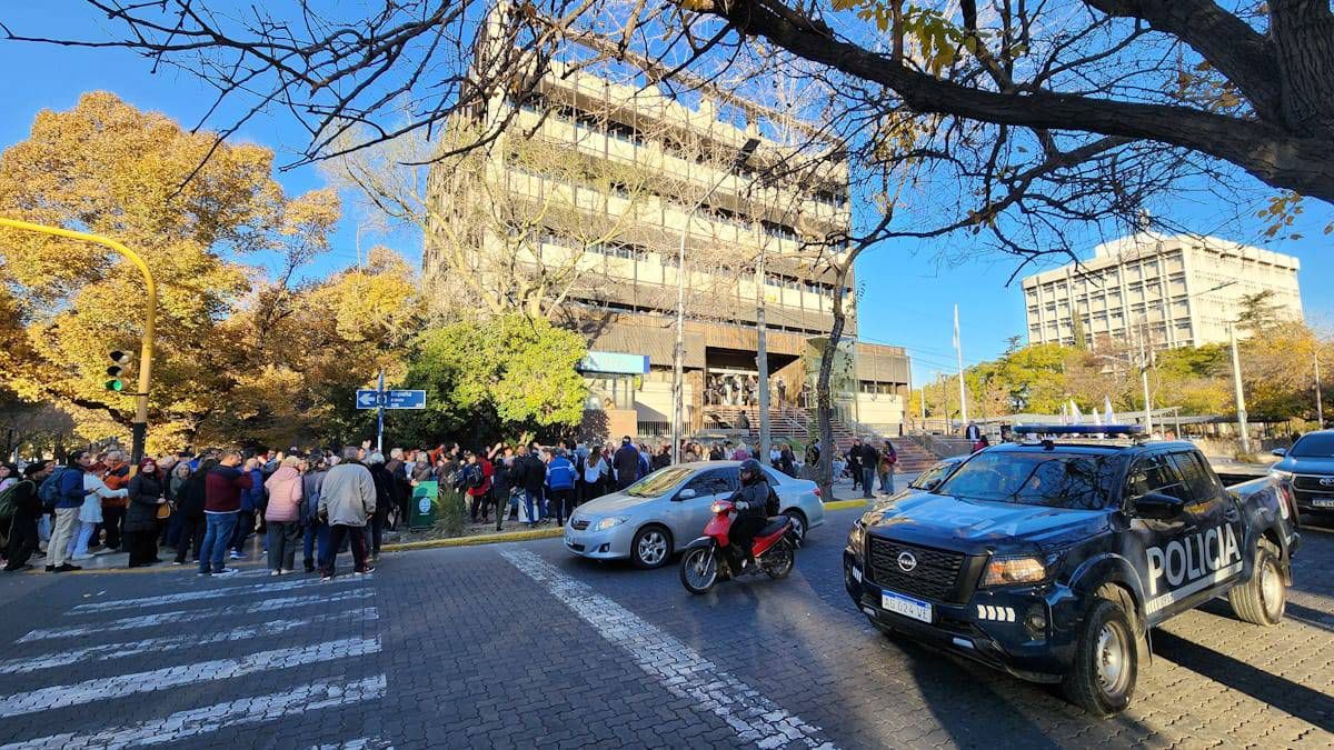 Militantes kirchneristas se acercaron a Tribunales Federales de Mendoza. Militantes kirchneristas se acercaron a Tribunales Federales de Mendoza.