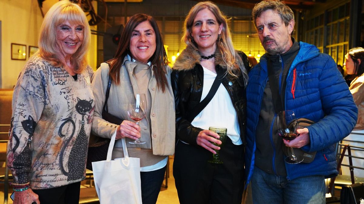 ila Levinson, Ana Gaibazzi, Jimena SIlvestri y Andrés Gabrielli durante la presentación de Autores por los Caminos del Vino en Bodega Vinorum. ila Levinson, Ana Gaibazzi, Jimena SIlvestri y Andrés Gabrielli durante la presentación de Autores por los Caminos del Vino en Bodega Vinorum.