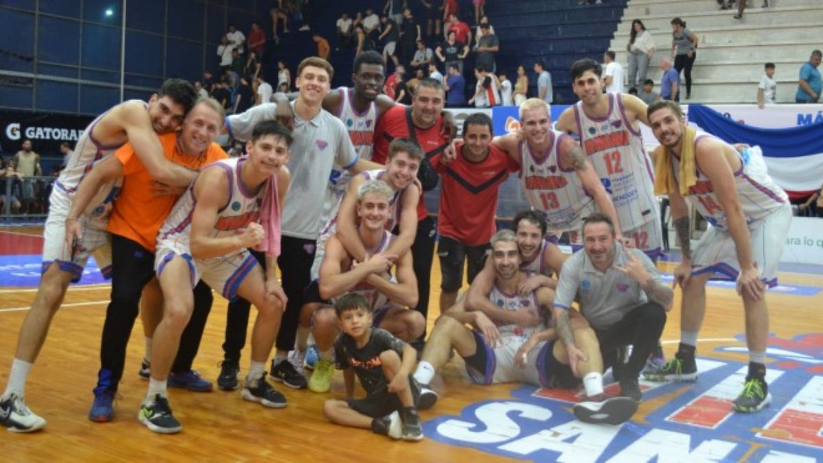 Rivadavia Básquet mostró temple y le ganó a domicilio el quinto partido a Villas San Martín para entrar a las semifinales de la Liga Argentina de Básquet.