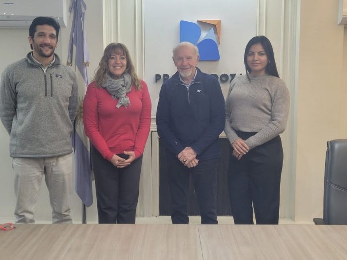 Bjarne Petersen, titular de JPM Tradings Aps y de MercoTuc, con Patricia Giménez, de ProMendoza y miembros de pymes locales. Bjarne Petersen, titular de JPM Tradings Aps y de MercoTuc, con Patricia Giménez, de ProMendoza y miembros de pymes locales.