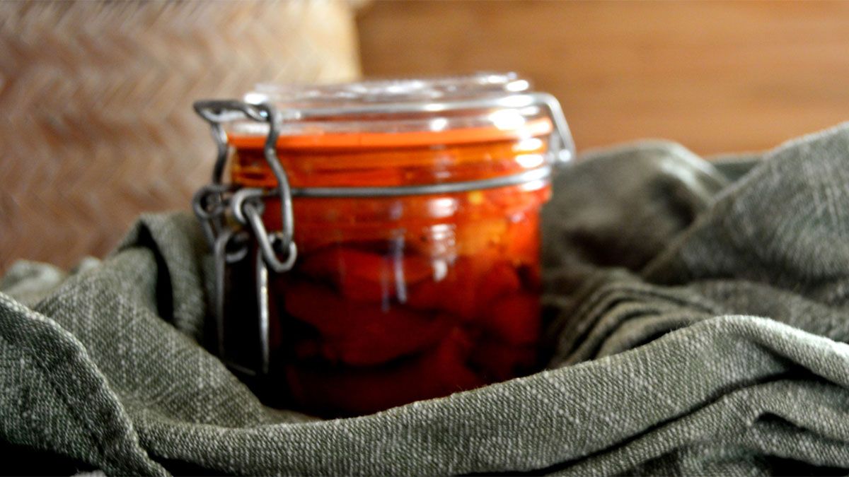 La receta de pimientos en escabeche se hace con simples ingredientes. La receta de pimientos en escabeche se hace con simples ingredientes.