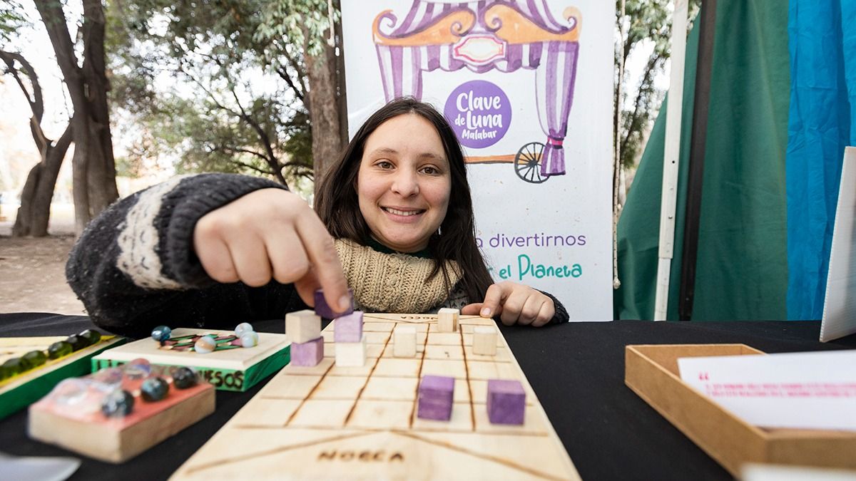 Clave de Luna Malabar es el emprendimiento de juegos fabricados con madera reciclada de Ingrid y Francisco.