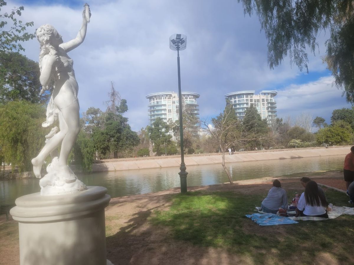 La ciudad vista desde la isla del Parque. La ciudad vista desde la isla del Parque.