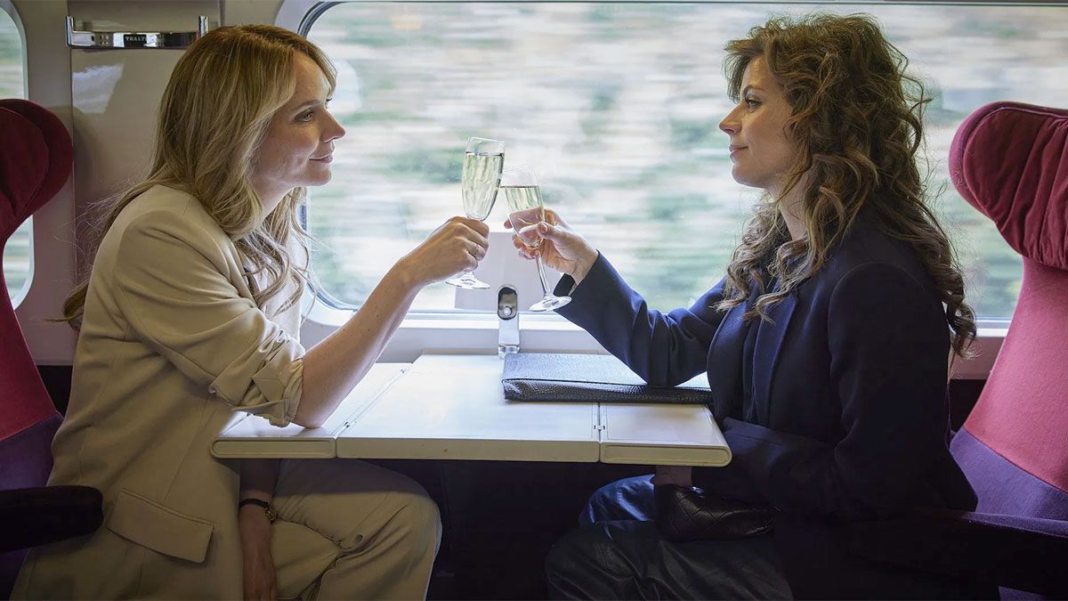 Bracha van Doesburgh y Elise Schaap, en pleno viaje en tren, en una escena de la película de Netflix. Bracha van Doesburgh y Elise Schaap, en pleno viaje en tren, en una escena de la película de Netflix.