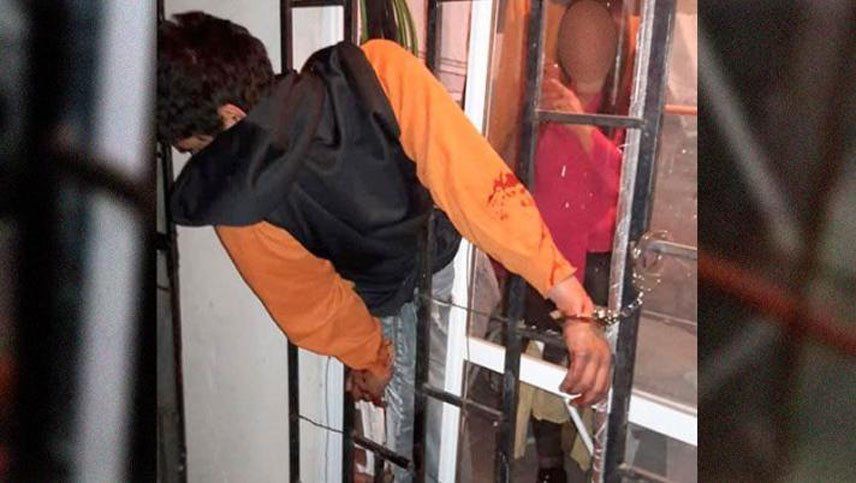 Quiso robar en una vivienda y quedó colgado de una reja