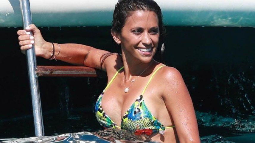 El vestido azul de Antonela Roccuzzo prendió fuego las playas de Ibiza
