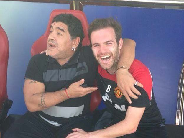 Maradona causó furor en su visita al plantel del Manchester United