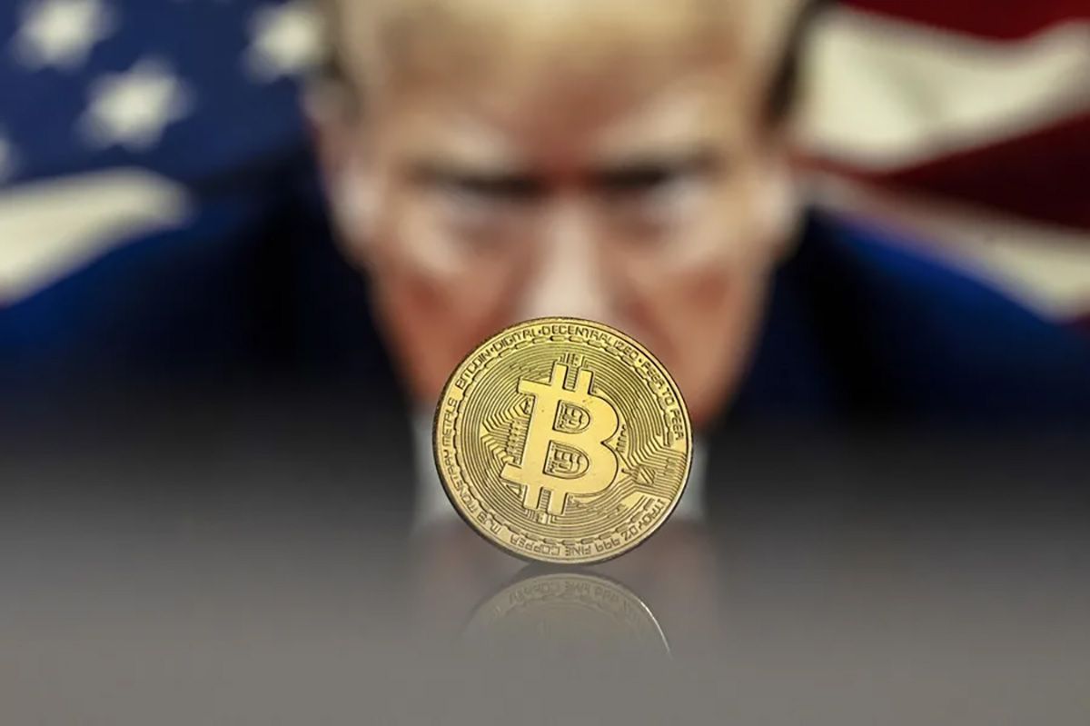 Ilustración muestra un bitcoin simbólico frente a una imagen del presidente de Estados Unidos, Donald Trump (Archivo). Crédito: EFE/EPA/Pablo Gaaninazzi.