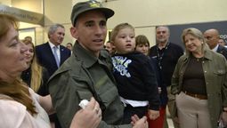 Nahuel Gallo junto a su hijo, tras su retorno a la Argentina. Foto: gentileza. Nahuel Gallo junto a su hijo, tras su retorno a la Argentina. Foto: gentileza.