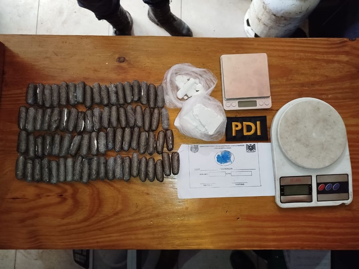 En total, la droga incautada a un vendedor de droga de Maipú sumó 860 gramos. En total, la droga incautada a un vendedor de droga de Maipú sumó 860 gramos.