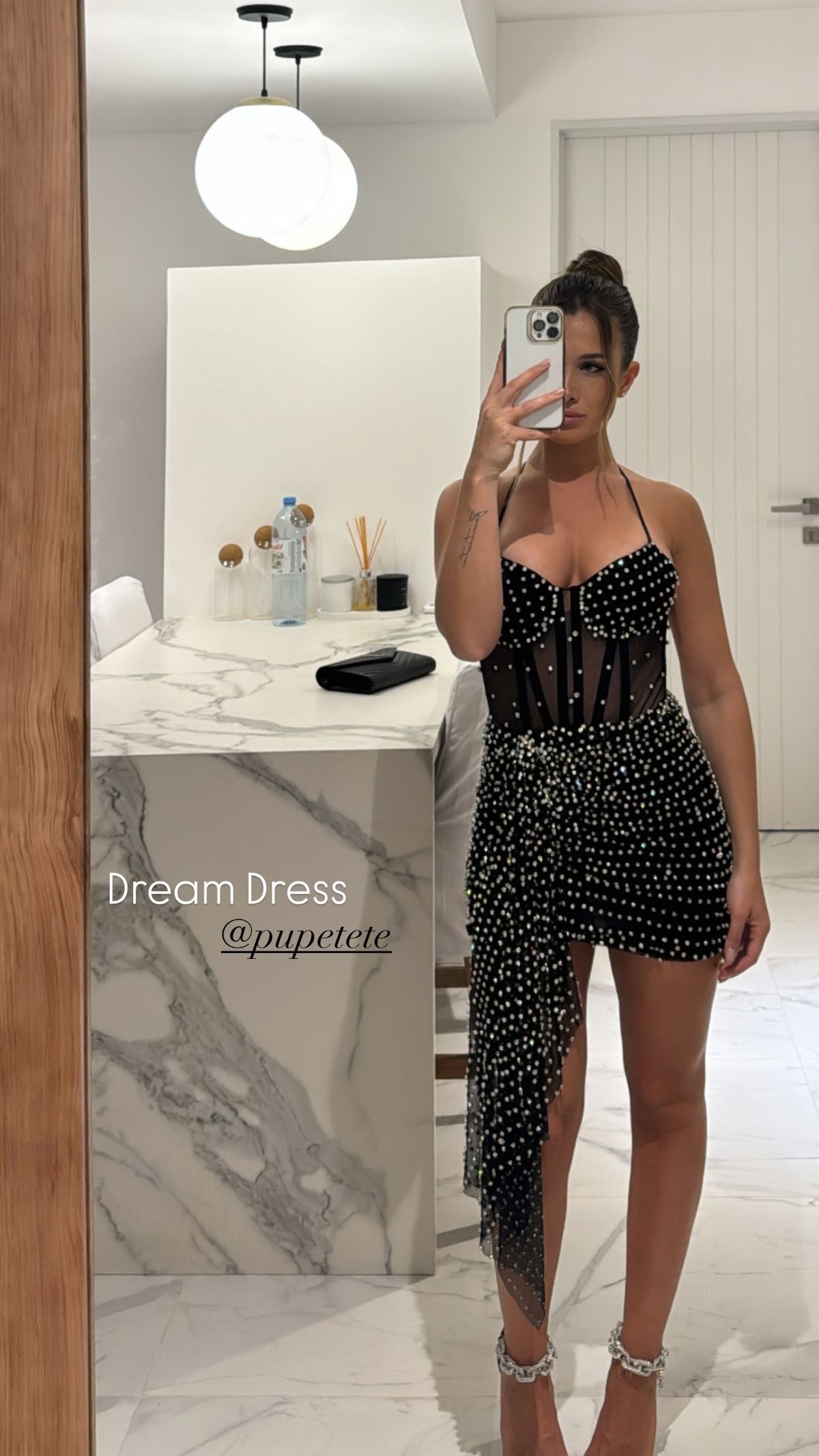  Camila Homs se suma a la mini taparrabos XS en clave shiny y paraliza la primavera.