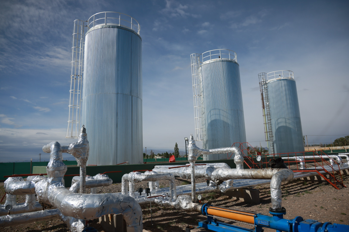Los tanques térmicos permiten almacenar el crudo, antes de ser inyectado al oleoducto que lo transporta a la refinería de Luján. Los tanques térmicos permiten almacenar el crudo, antes de ser inyectado al oleoducto que lo transporta a la refinería de Luján.