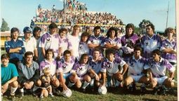 Diego Maradona con Gabriel Macchi (arriba, primero de la derecha). Marisol, 1992.