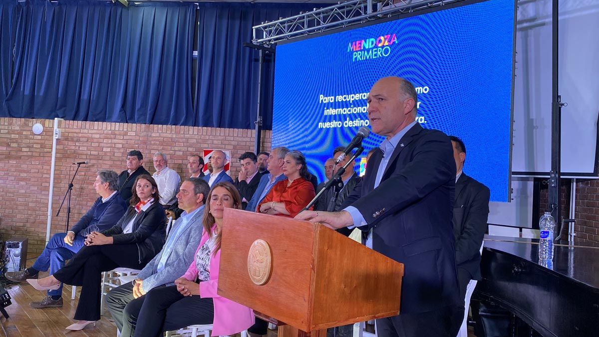 Emir Félix y Martín Hinojosa, sentados en primera fila, estuviern junto a Guillermo Carmona.