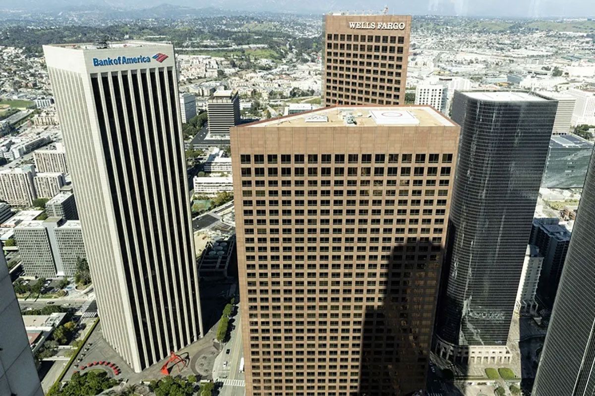 Una imagen tomada desde el piso 61 de la Torre US Bank muestra los edificios de los bancos Bank of America y Wells Fargo